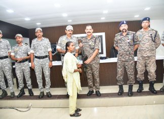 9 वरिष्ठ माओवाद्यांनी केले गडचिरोली पोलीस दल व सीआरपीएफ समोर आत्मसमर्पण