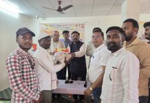 गडचिरोलीत महाराष्ट्र दिन व कामगार दिनानिमित्त कामगारांना अन्नधान्य किट व संरक्षण साहित्याचे वाटप